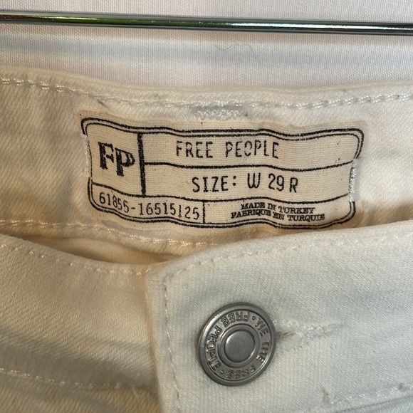 Free people white cropped jeans stretchy size 29r distressed bottom - Picture 4 of 7
